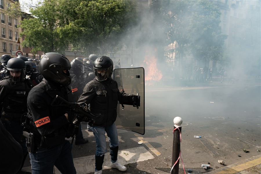 Policiers et fumée dans une rue de Paris