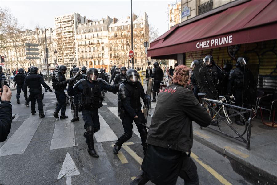 Intervention de policiers dans une rue pendant une manifestation