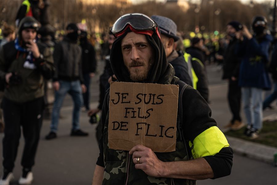 Manifestant portant une pancarte devant la foule