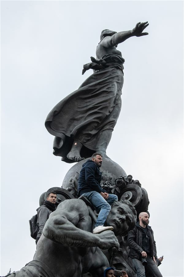 Monument parisien vu depuis la foule