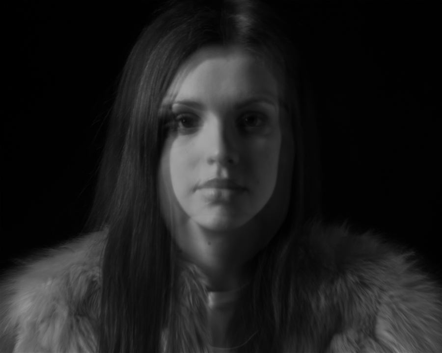 Portrait noir et blanc d'une femme face à l'objectif