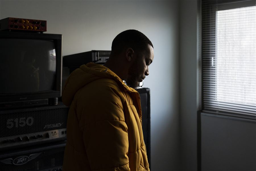 Portrait d'un homme en veste jaune près d'une fenêtre