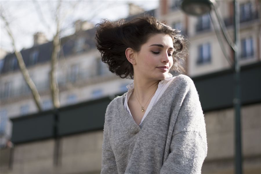 Portrait d'une femme dans la ville, regard baissé