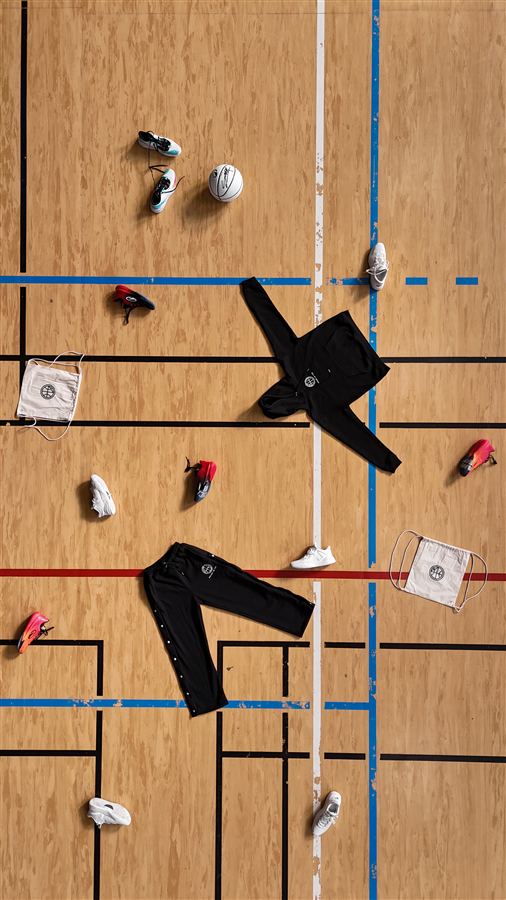 Vue aérienne verticale d'un terrain de basket et de la collection