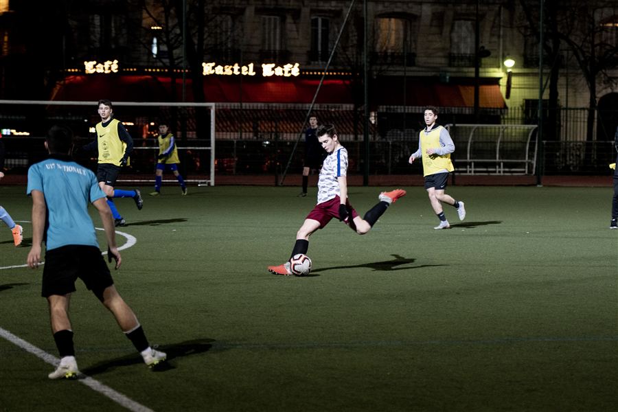 Match de football sur un terrain éclairé de nuit