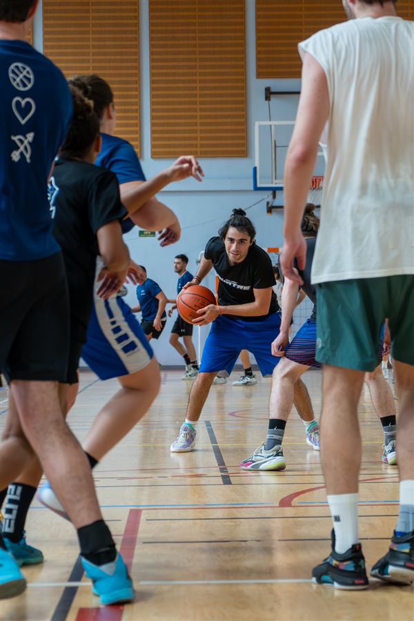 Action de basket vue depuis le bord du terrain