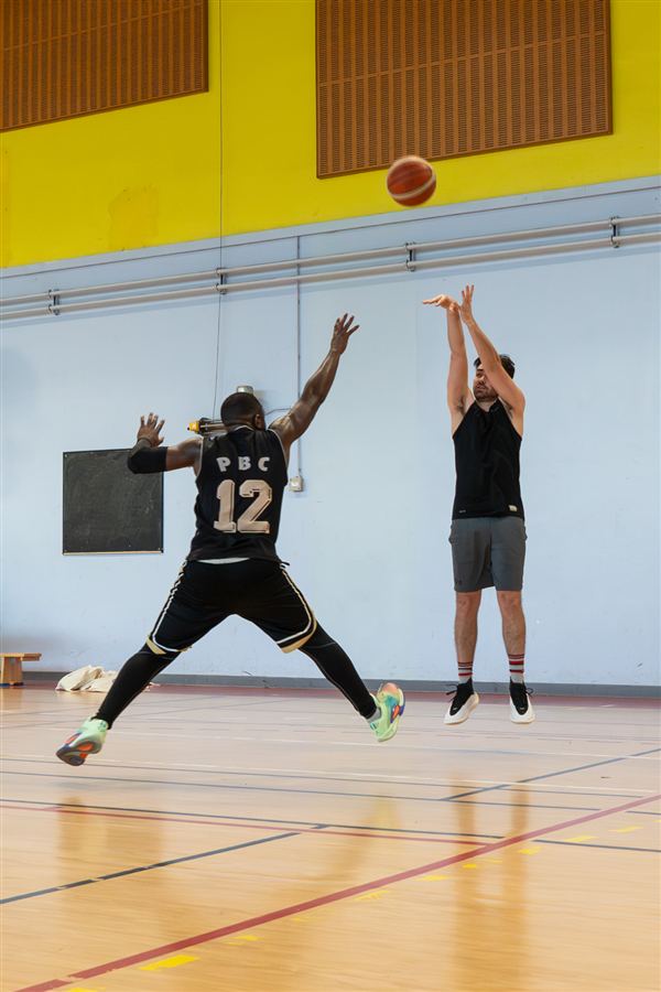 Tir de basket lointain face à la défense