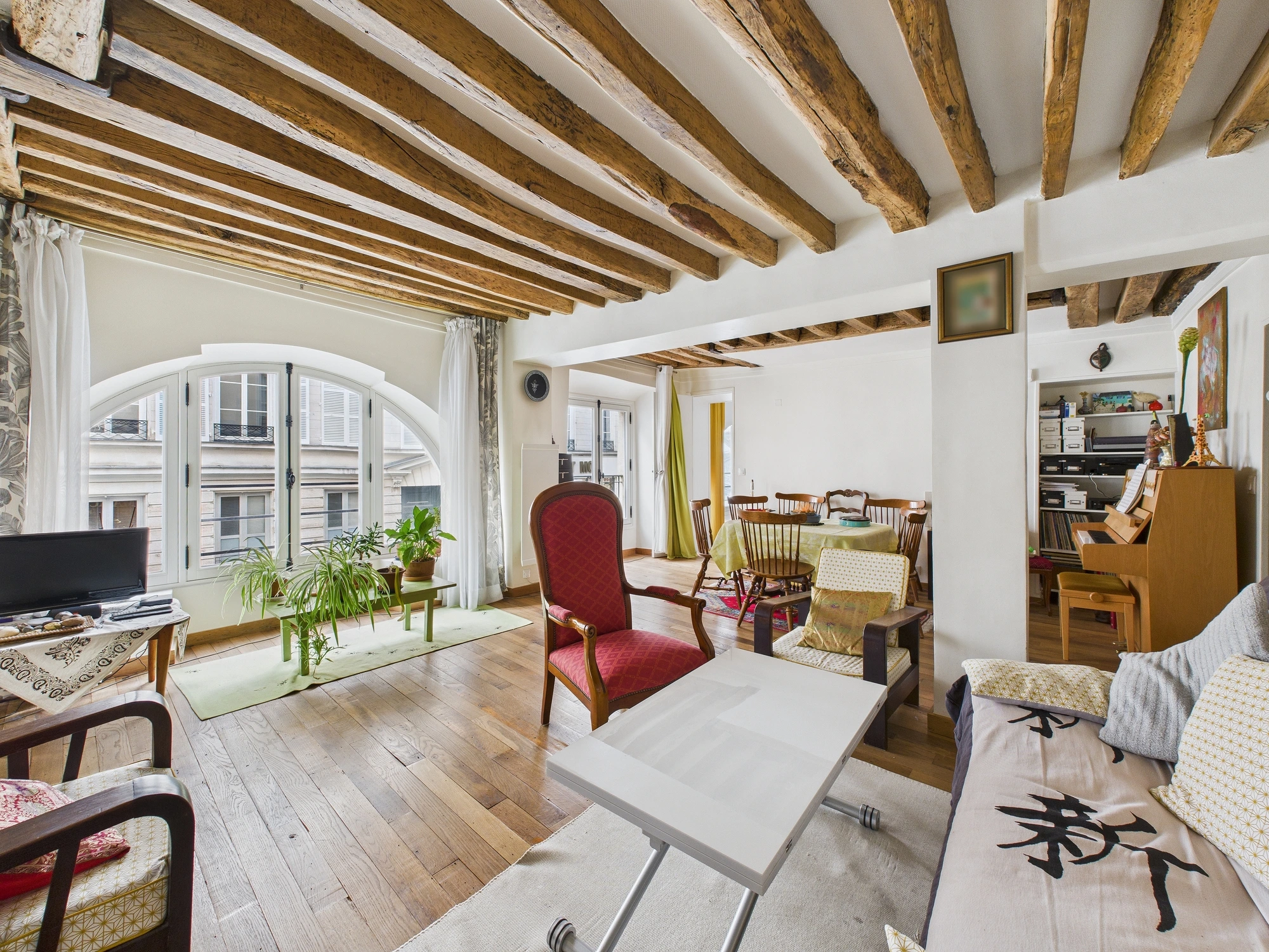 Séjour avec poutres apparentes et mobilier en bois