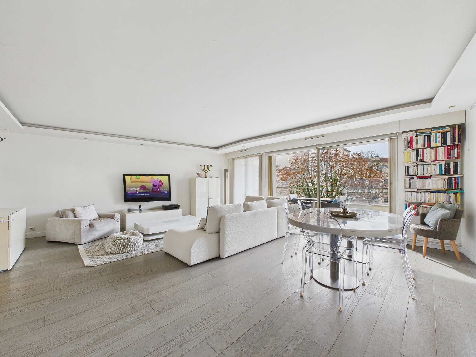 Salon contemporain avec canapé et espace télévision