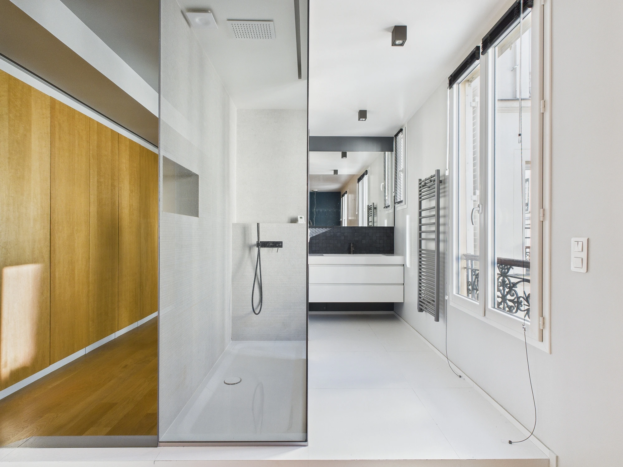 Salle de bain contemporaine avec douche vitrée et grandes fenêtres