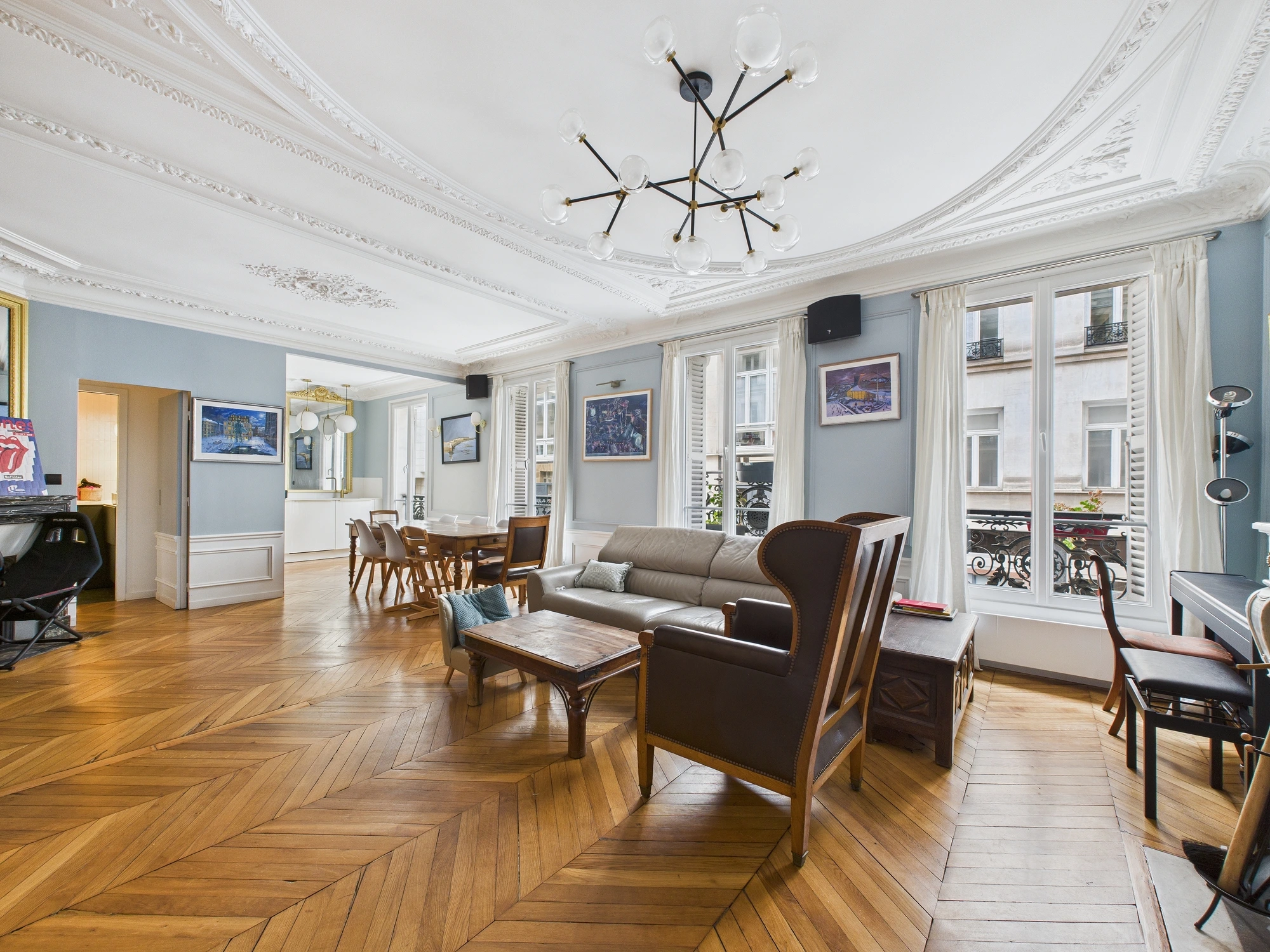 Salon haussmannien, moulures au plafond et parquet ancien
